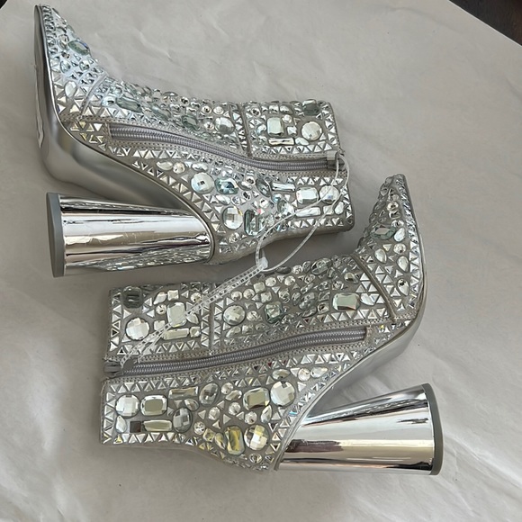 Steve Madden
Vayle Rhinestone Embellished Pointed Toe Booties - Picture 14 of 16